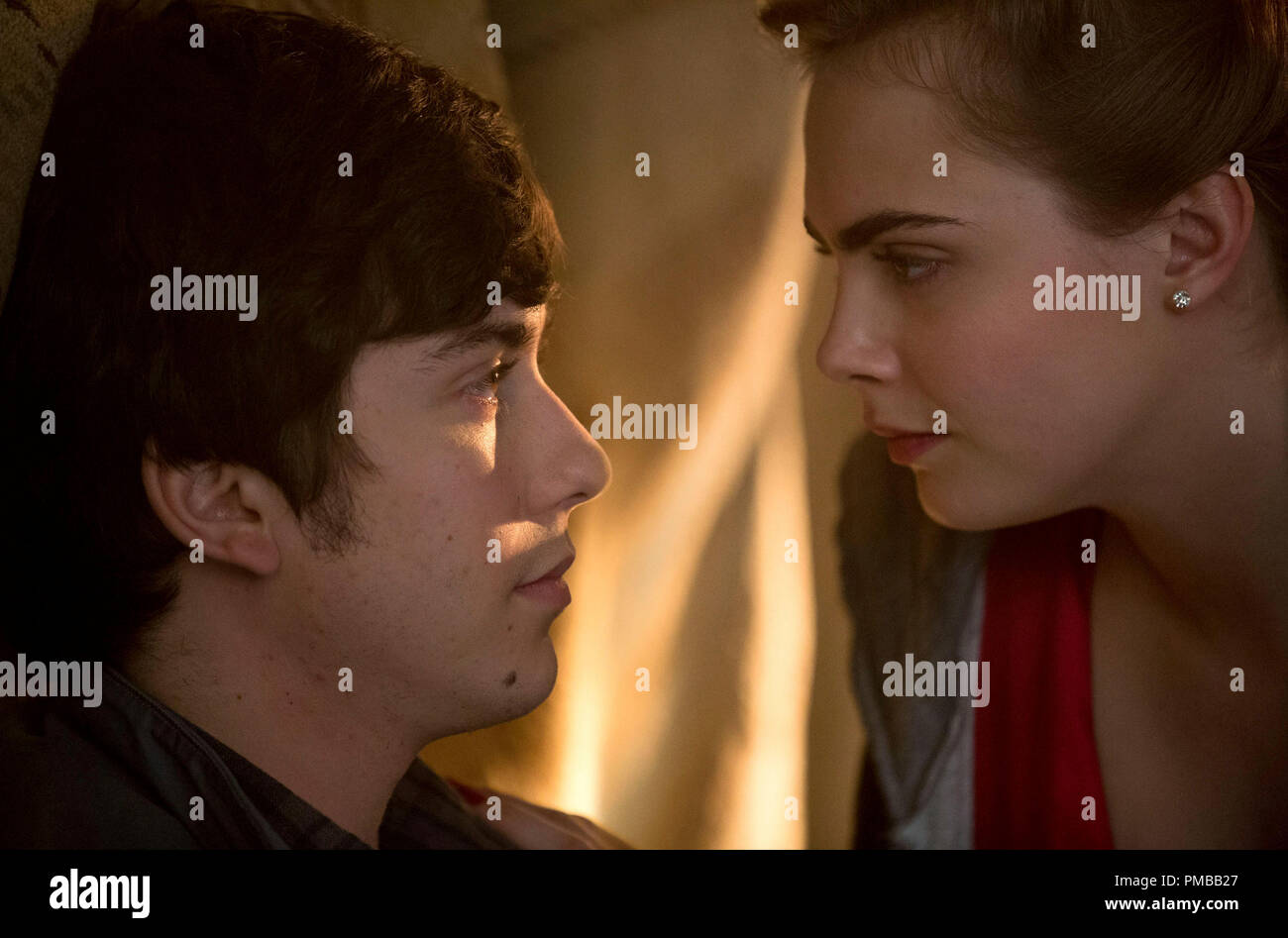 Margo (Cara Delevingne) und Quentin (Nat Wolff) teilen sich einen intimen Moment während einer nächtlichen Abenteuer in "Papier" Stockfoto