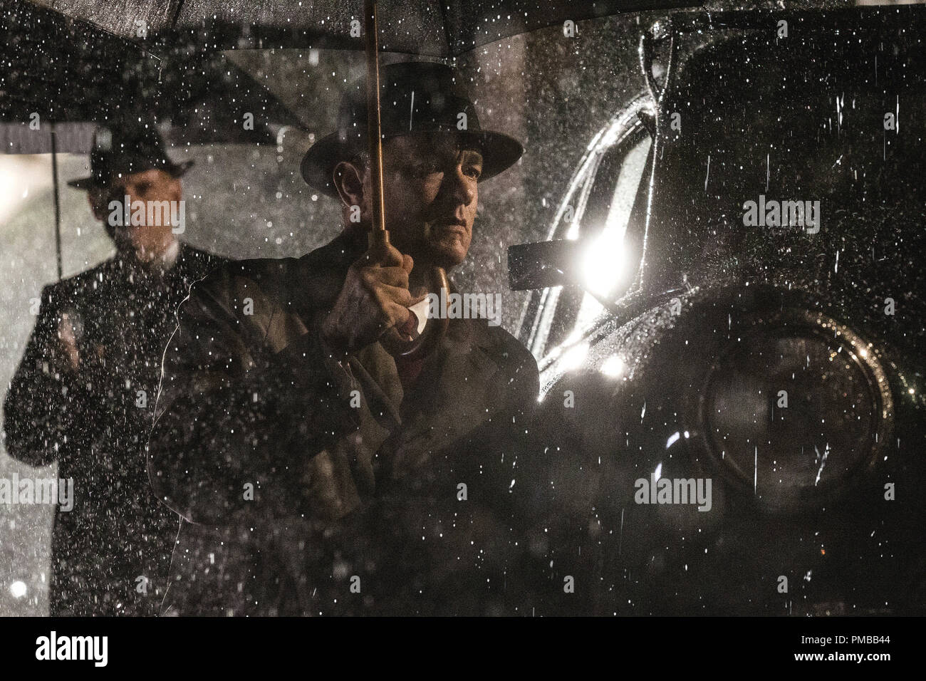 Tom Hanks Stars wie James Donovan in die unglaubliche Geschichte eines gewöhnlichen Menschen in außergewöhnlichen Umständen in DreamWorks Pictures/Fuchs 2000 Bilder "dramatischen Thriller Bruecke von Spionen, unter der Regie von Steven Spielberg. Stockfoto