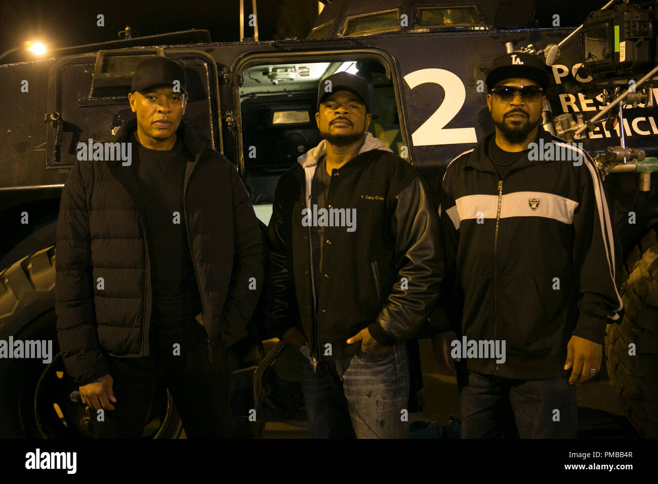 (L und R) Hersteller DR. DRE, Regisseur/Produzent F. GARY GRAY und Produzent ICE CUBE zum Set der "Straight Outta Compton". Unter uns zurück, wo alles begann, der Film erzählt die wahre Geschichte, wie diese kulturellen Rebellen bewaffnet nur mit ihren Texten, Prahlerei, Mut und rohes Talent bis zu den Behörden das bedeutete, sie unten zu halten Stand und bildeten die gefährlichste Gruppe der Welt, N.W.A. Stockfoto