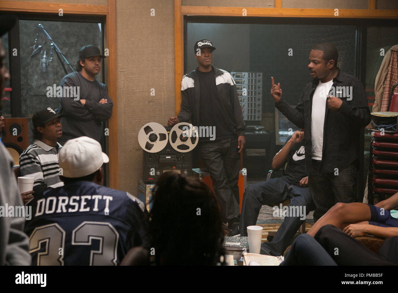 (L und R, die Kamera) Jason Mitchell als Eazy-E, O'SHEA JACKSON, Jr. als Ice Cube, Corey Hawkins als Dr. Dre und Regisseur/Produzent F. GARY GRAY zum Set der "Straight Outta Compton". Unter uns zurück, wo alles begann, der Film erzählt die wahre Geschichte, wie diese kulturellen Rebellen bewaffnet nur mit ihren Texten, Prahlerei, Mut und rohes Talent bis zu den Behörden das bedeutete, sie unten zu halten Stand und bildeten die gefährlichste Gruppe der Welt, N.W.A. Stockfoto