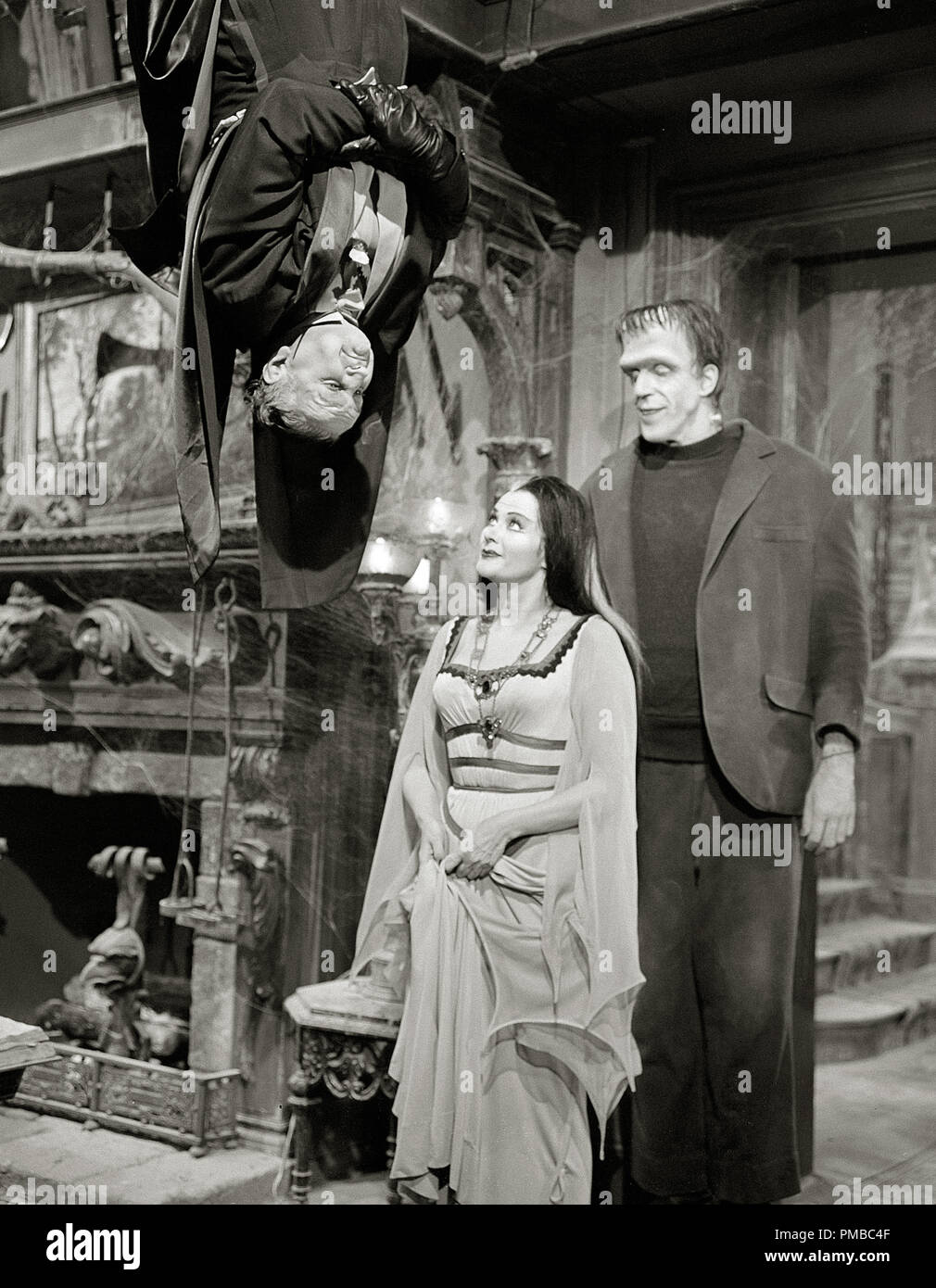 Al Lewis, Yvonne De Carlo und Fred Gwynne, "The Munsters" ca. 1965 CBS Datei Referenz # 32914_512 THA Stockfoto