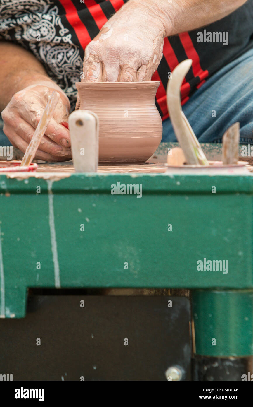 Nahaufnahme der Töpferei Künstler Hände bilden eine Schüssel mit seine Hände beim Drehen einer Töpferei Rad als Teil einer Live Demo auf dem Lawrenceville Arts Fest. Stockfoto