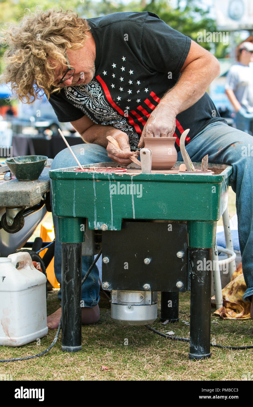 Eine Töpferei Künstler bildet eine Schüssel mit seine Hände beim Drehen einer Töpferei Rad als Teil einer live Demonstration an der Lawrenceville Arts Fest. Stockfoto