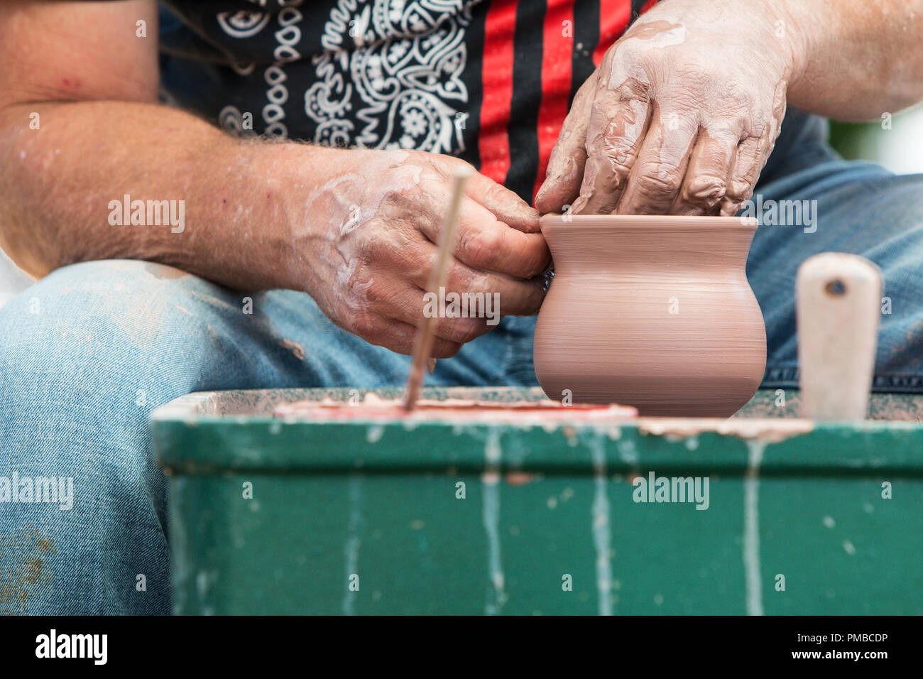 Nahaufnahme der Töpferei Künstler Hände bilden eine Schüssel mit seine Hände beim Drehen einer Töpferei Rad als Teil einer Demo auf dem Lawrenceville Arts Fest. Stockfoto