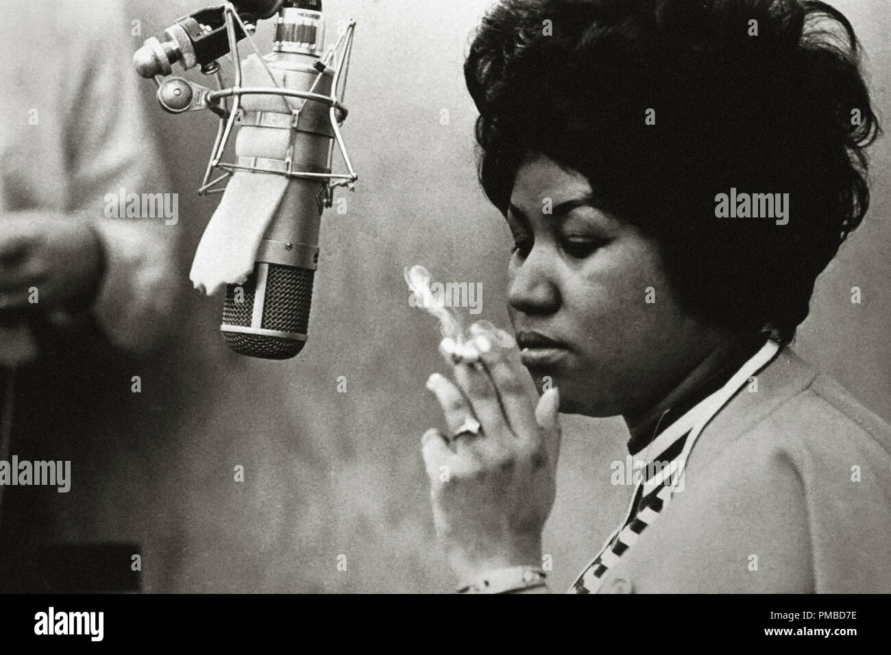 Werbung Foto von Aretha Franklin vor einem Mikrofon in einem Tonstudio beim Rauchen einer Zigarette, circa 1967. Datei Referenz # 32914 999 THA Stockfoto