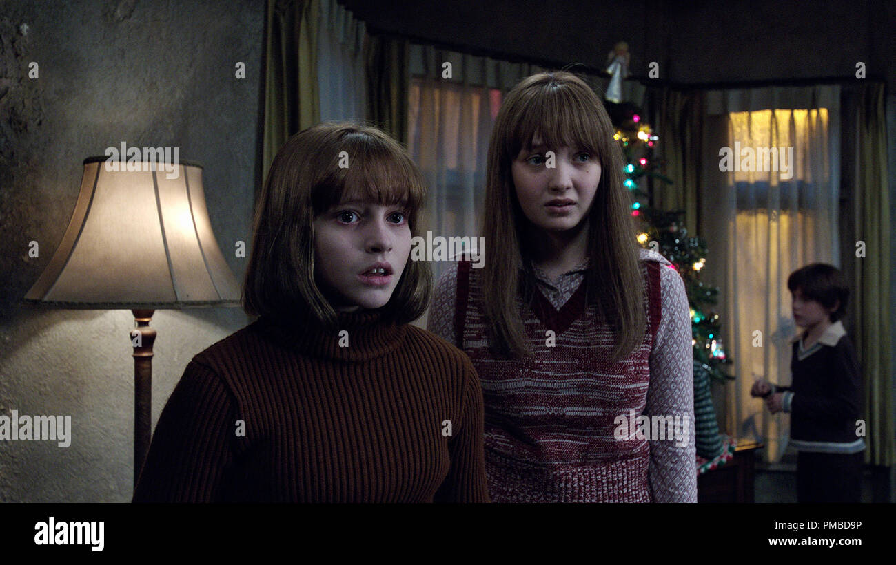 L R Madison Wolfe Als Janet Hodgson Lauren Esposito Als Margaret Hodgson Und Patrick Mcauley Wie Johnny Hodgson In Der Zauberei 2 2016 Stockfotografie Alamy