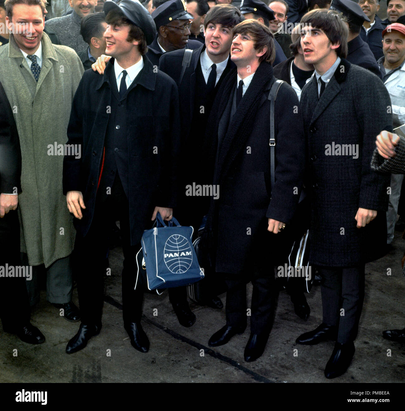 John Lennon, Paul McCartney, Ringo Starr und George Harrison (Beatles,) am Kennedy Airport, 1964 Datei Referenz # 33371 669 THA Stockfoto