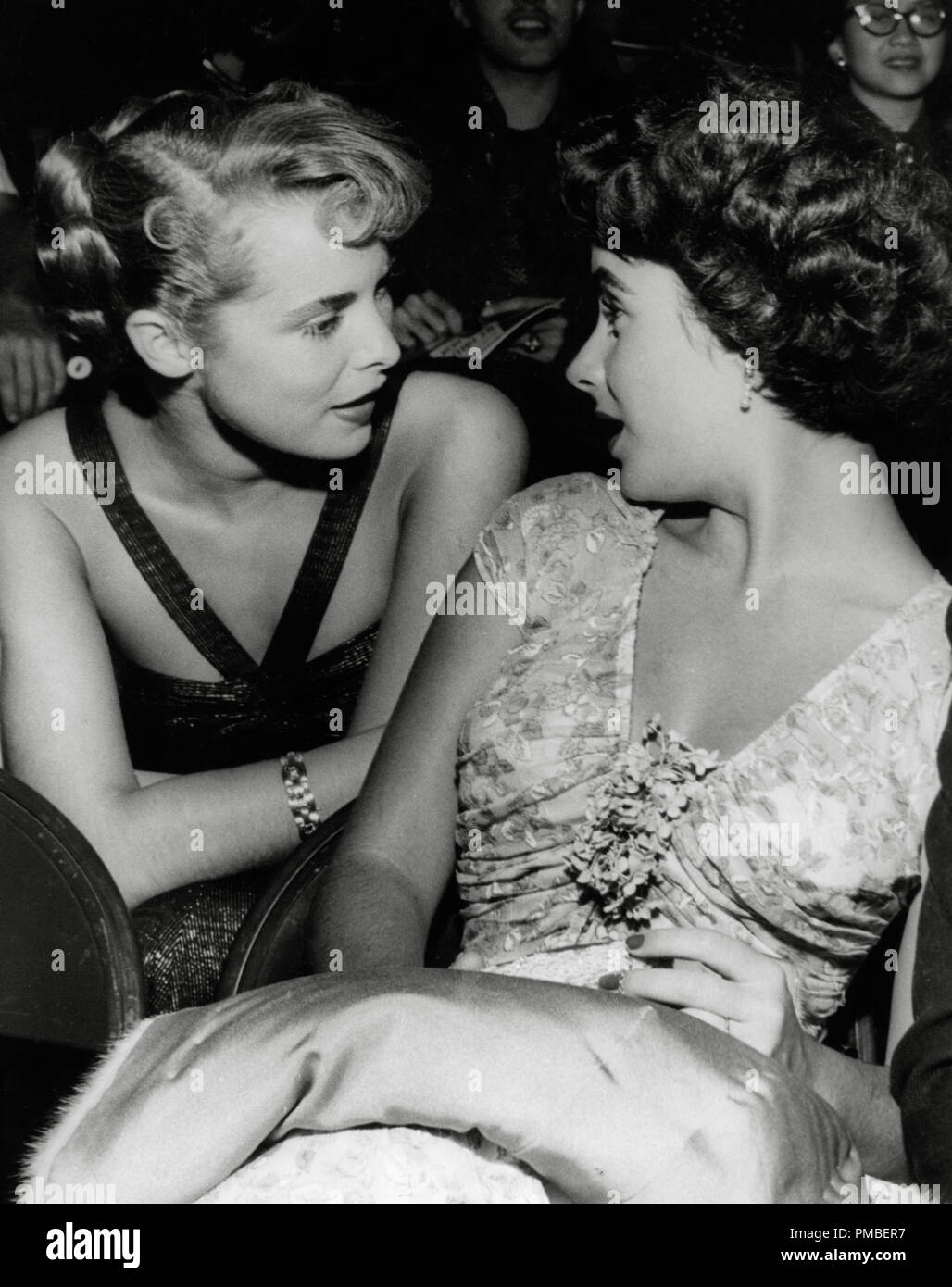 Janet Leigh und Elizabeth Taylor in einem Gespräch im Ice Follies in Los Angeles, Kalifornien, ca. 1955 Datei Referenz # 33371 923 THA Stockfoto