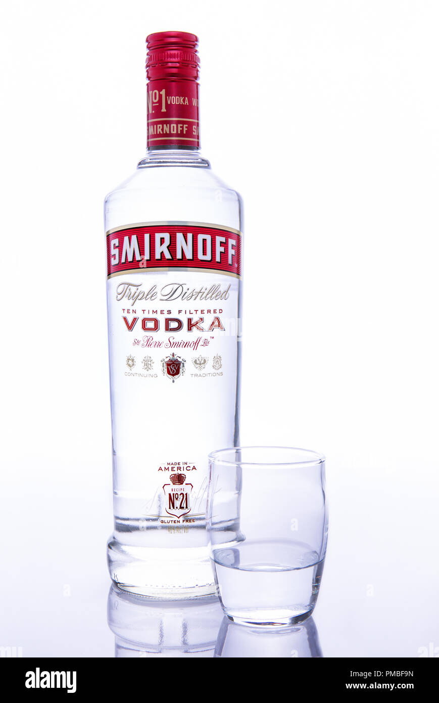 Flasche Smirnoff Wodka mit Schuß vor weißem Hintergrund Stockfoto
