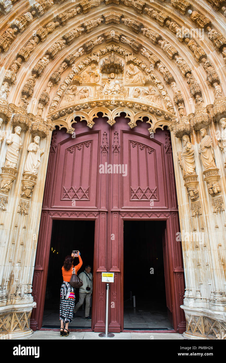 Haupteingang des Batalha-Klosters. Batalha, Portugal, Europa Stockfoto