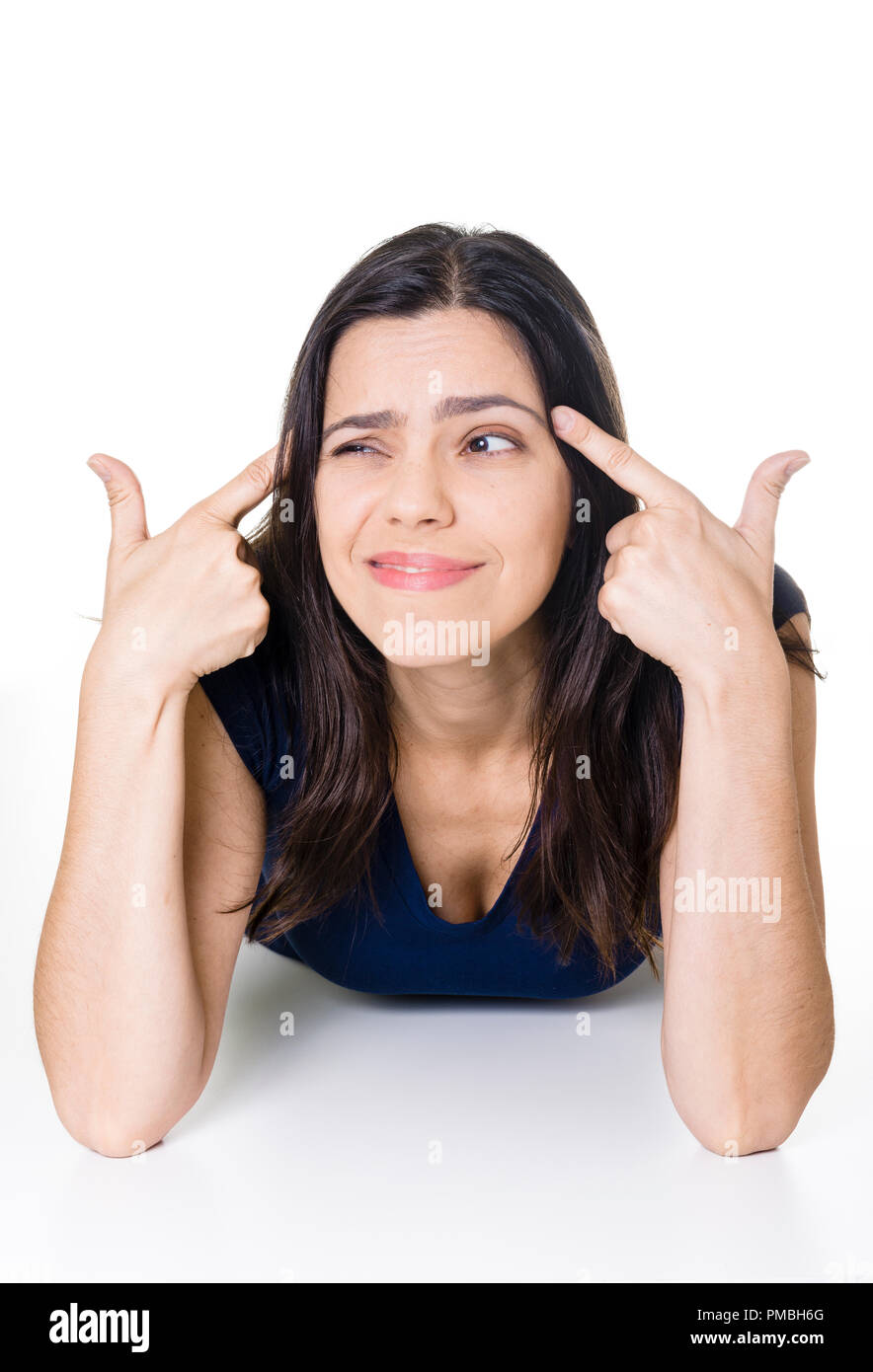 Portrait von reflektierenden Latin lady Fragen mit Ihren Fingern auf den Kopf und geschlossenen Augen auf isolierten Studio. Stockfoto