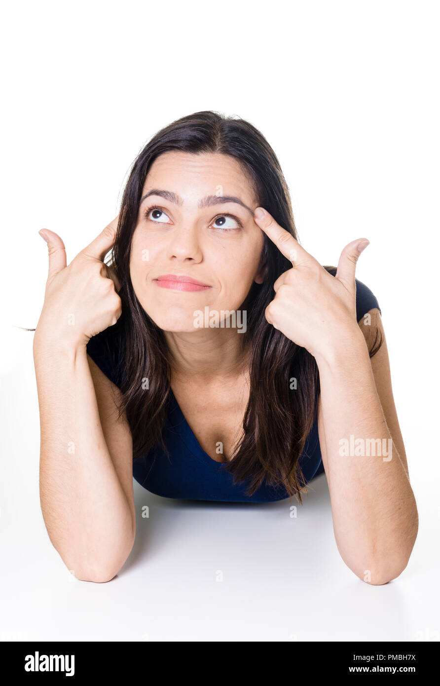 Portrait von reflektierenden Latin lady Fragen mit Ihren Fingern auf den Kopf und geschlossenen Augen auf isolierten Studio. Stockfoto