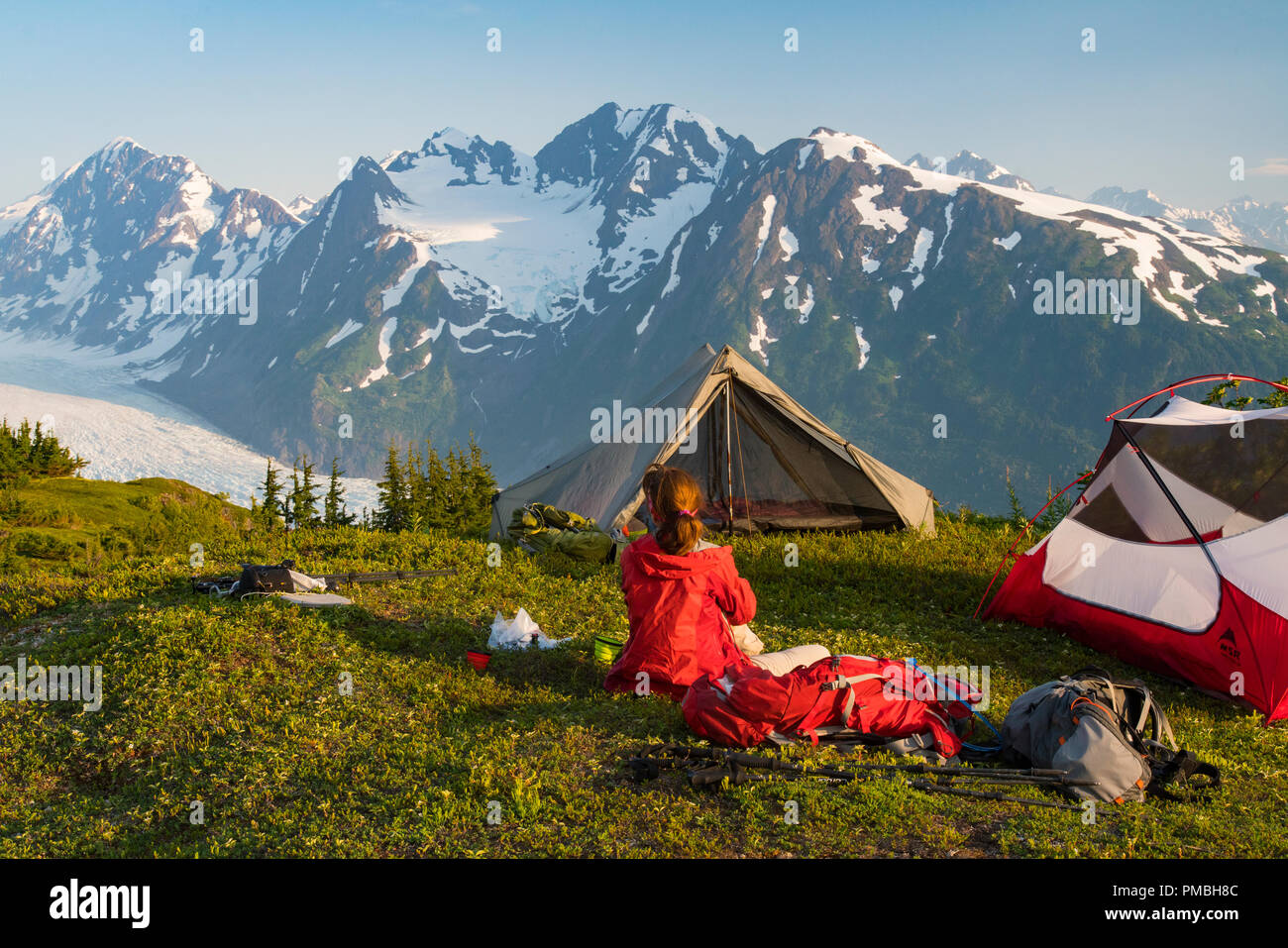 Rucksack zur Spencer Gletscher Sitzbank, Chugach National Forest, Alaska. Stockfoto