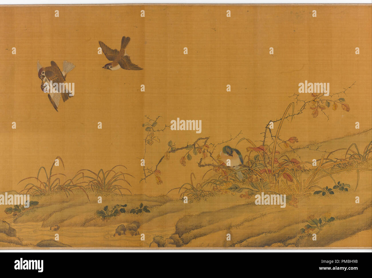 Landschaft mit Vögeln, Beeren, Rosen und Kaninchen. Datum/Zeit: 18. Malerei. Tusche und Farbe auf Seide. Höhe: 418 mm (16.45 in); Breite: 2880 mm (113.38 in.). Autor: Unbekannt. Stockfoto