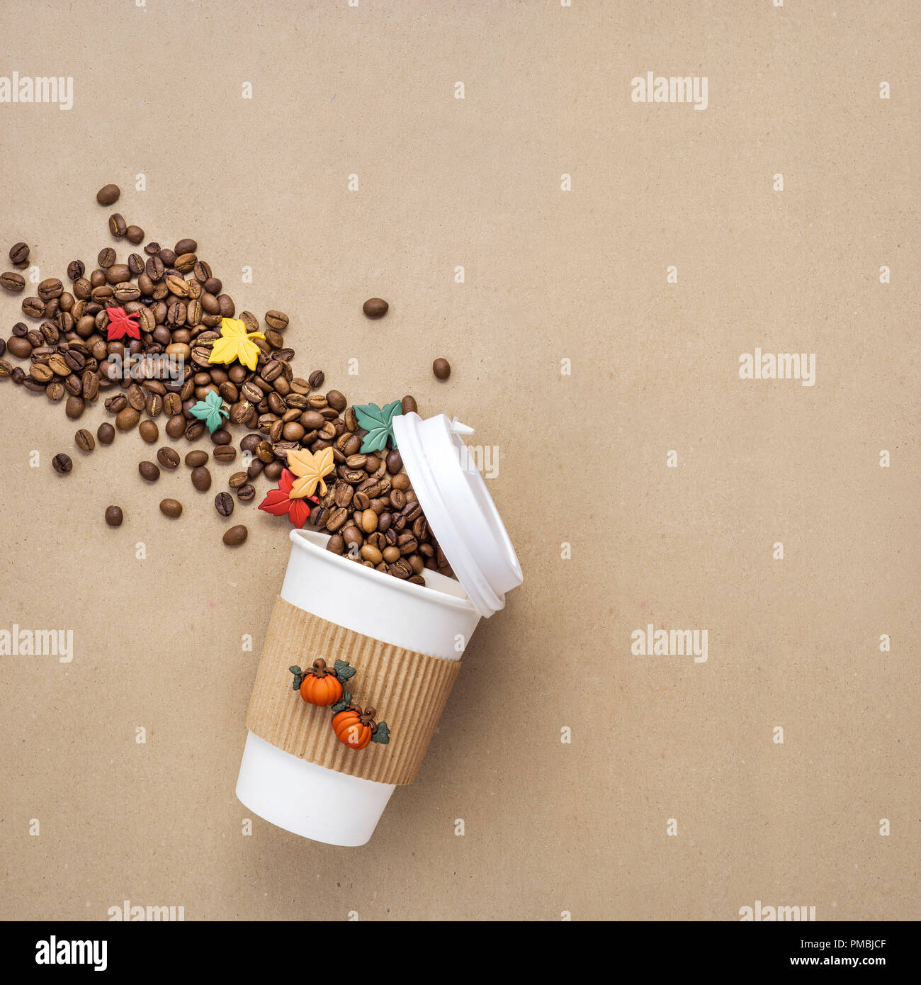 Kreative thanksgiving Tag Konzept Foto nehmen Sie Kaffee Tasse auf braunem Hintergrund. Stockfoto