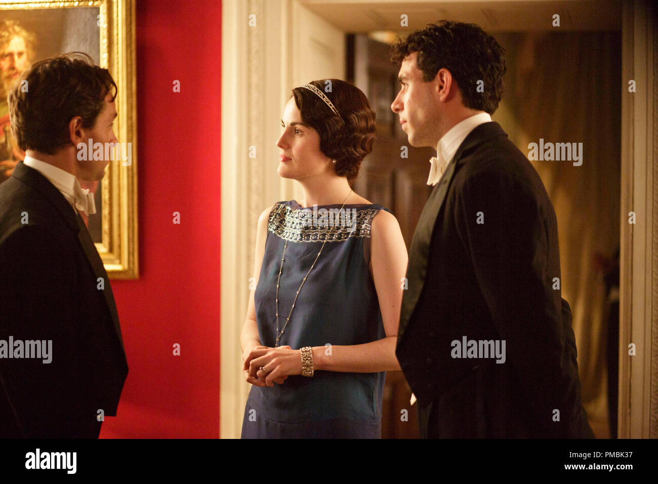 Downton Abbey, Saison 4 Lady Rose trifft der Prinz von Wales und vor einem Dilemma. Probleme plagen auch Coras Mutter und Bruder, Edith, und fast jeder sonst an Downton Abbey. Von links nach rechts: Julian Ovenden wie Charles Blake, Michelle Dockery als Lady Mary und Tom Cullen als Herrn Gillingham Stockfoto