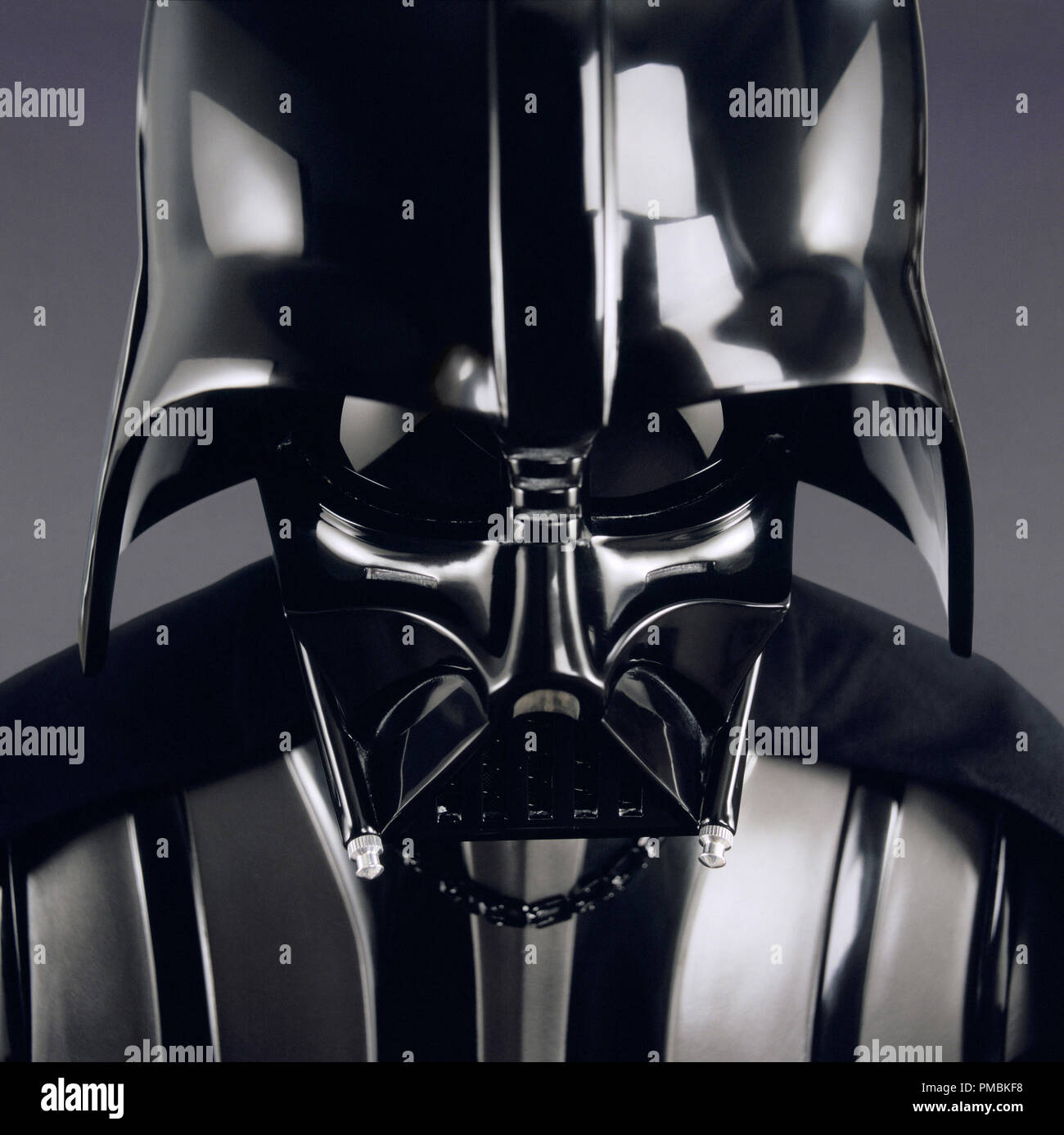Der Mann in Schwarz ist zurück! Die Ursprünge der Darth Vader klar geworden in Star Wars: Episode III - Die Rache der Sith. TM & © 2005 Lucasfilm Ltd. Alle Rechte vorbehalten. Stockfoto