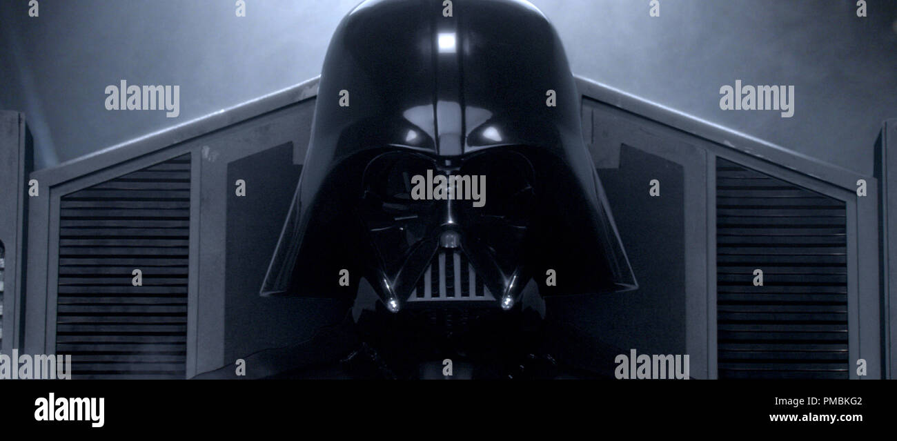 Aus einem kaum am Leben Menschen geht eine neue Bedrohung für die Galaxie: Darth Vader (Hayden Christensen) in Star Wars: Episode III - Die Rache der Sith. TM & © 2005 Lucasfilm Ltd. Alle Rechte vorbehalten. Stockfoto
