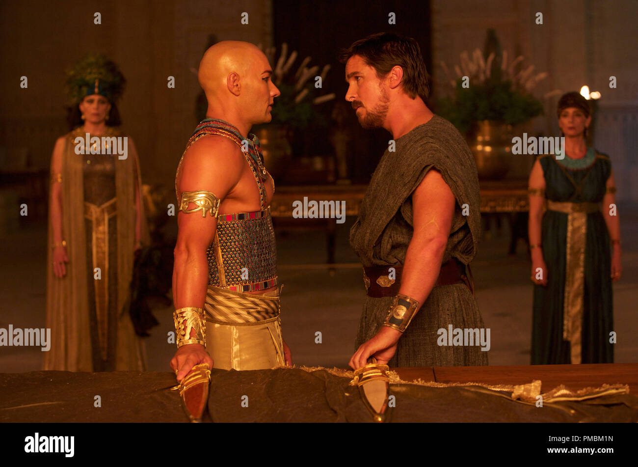 Exodus: Götter und Könige (2014) Moses (Christian Bale, rechts) stellt Ramses (Joel Edgerton). Stockfoto