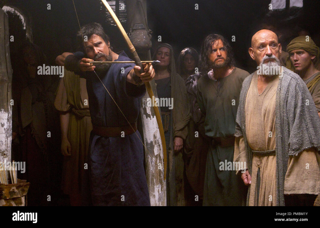 Exodus: Götter und Könige (2014) Moses (Christian Bale) zeigt seine Fähigkeit mit Pfeil und Bogen, als Josua (Aaron Paul, Mitte) und die Nonne, der Gelehrte (Ben Kingsley) beobachten. Stockfoto