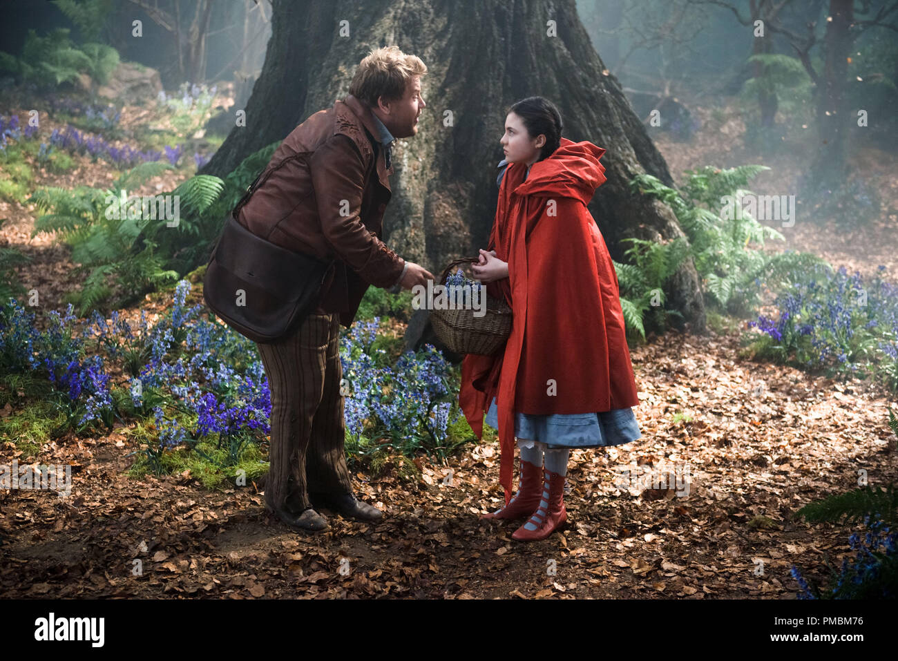 Mit James Corden als der Bäcker und Lilla Crawford als Rotkäppchen, "in den Wald" Stockfoto