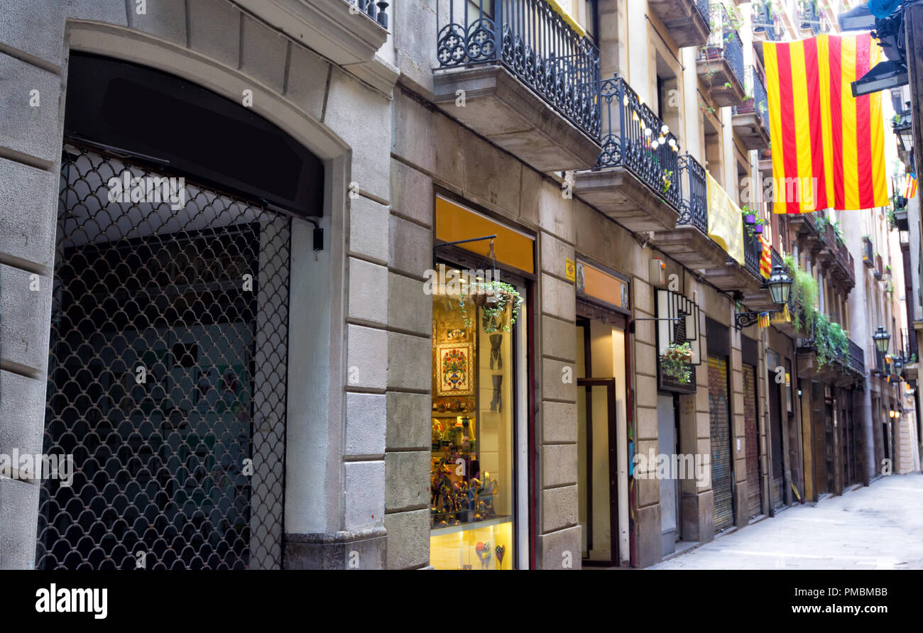 Anzeigen von Läden in der Innenstadt von Barcelona, Spanien Stockfoto
