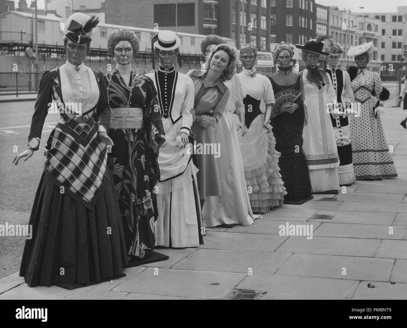 Lee Remick durch Kostüme umgeben, 1974 © GFS/Hollywood Archiv - Alle Rechte vorbehalten File Reference # 32603 050 THA Stockfoto