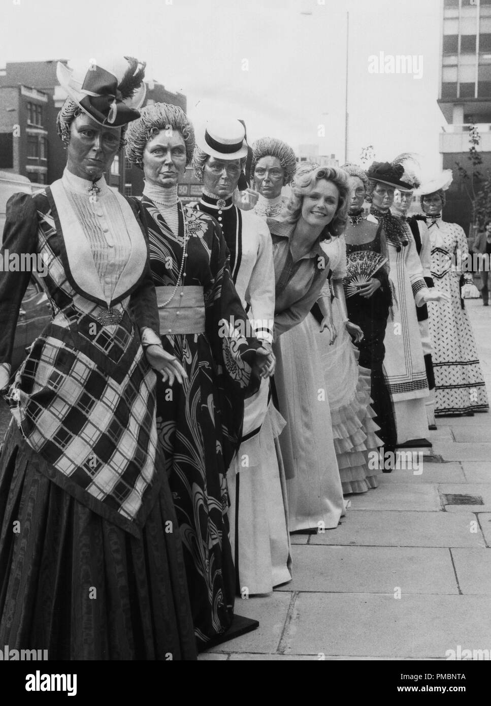 Lee Remick durch Kostüme umgeben, 1974 © GFS/Hollywood Archiv - Alle Rechte vorbehalten File Reference # 32603 051 THA Stockfoto