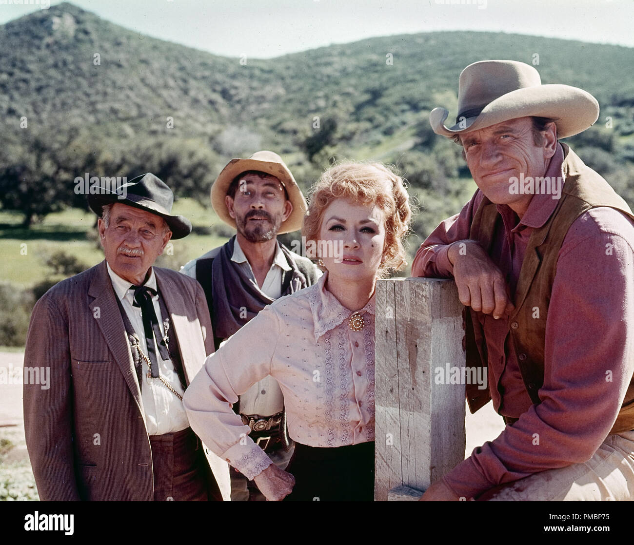 Milburn Stone, Ken Curtis, Amanda Blake, James Arness, "Gunsmoke" ca. 1974 CBS Datei Referenz # 32603_288 THA Stockfoto