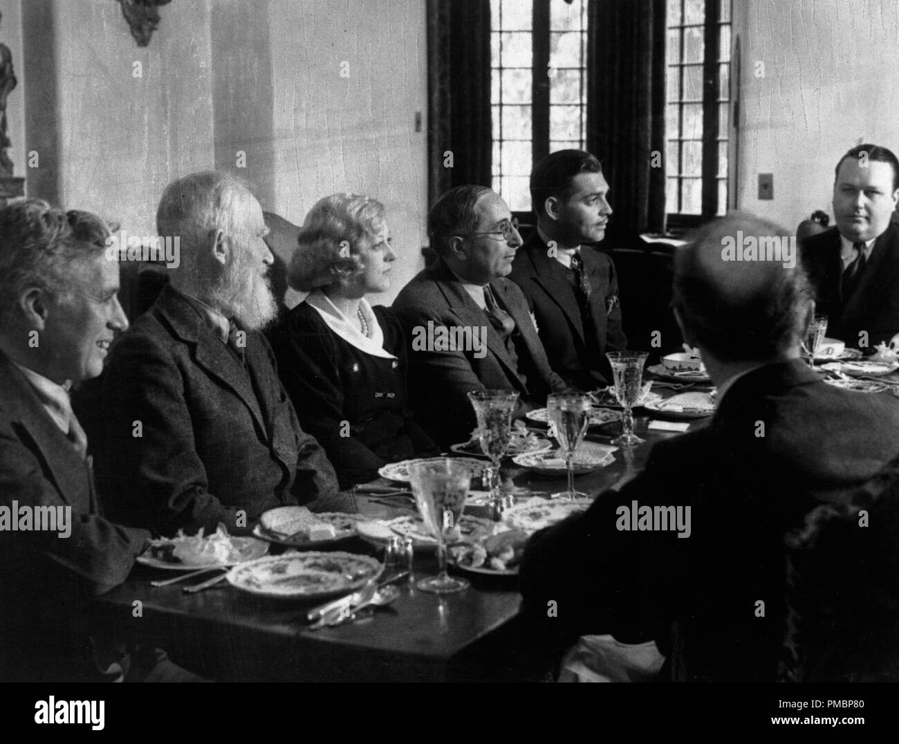 George Bernard Shaw zu Mittag mit Charles Chaplin, Marion Davies, Louis Mayer, Clark Gable und George Hearst während eines Mittagessens für Shaw im MGM studio Restaurant, März 1933 Datei Referenz # 32603 304 THA Stockfoto