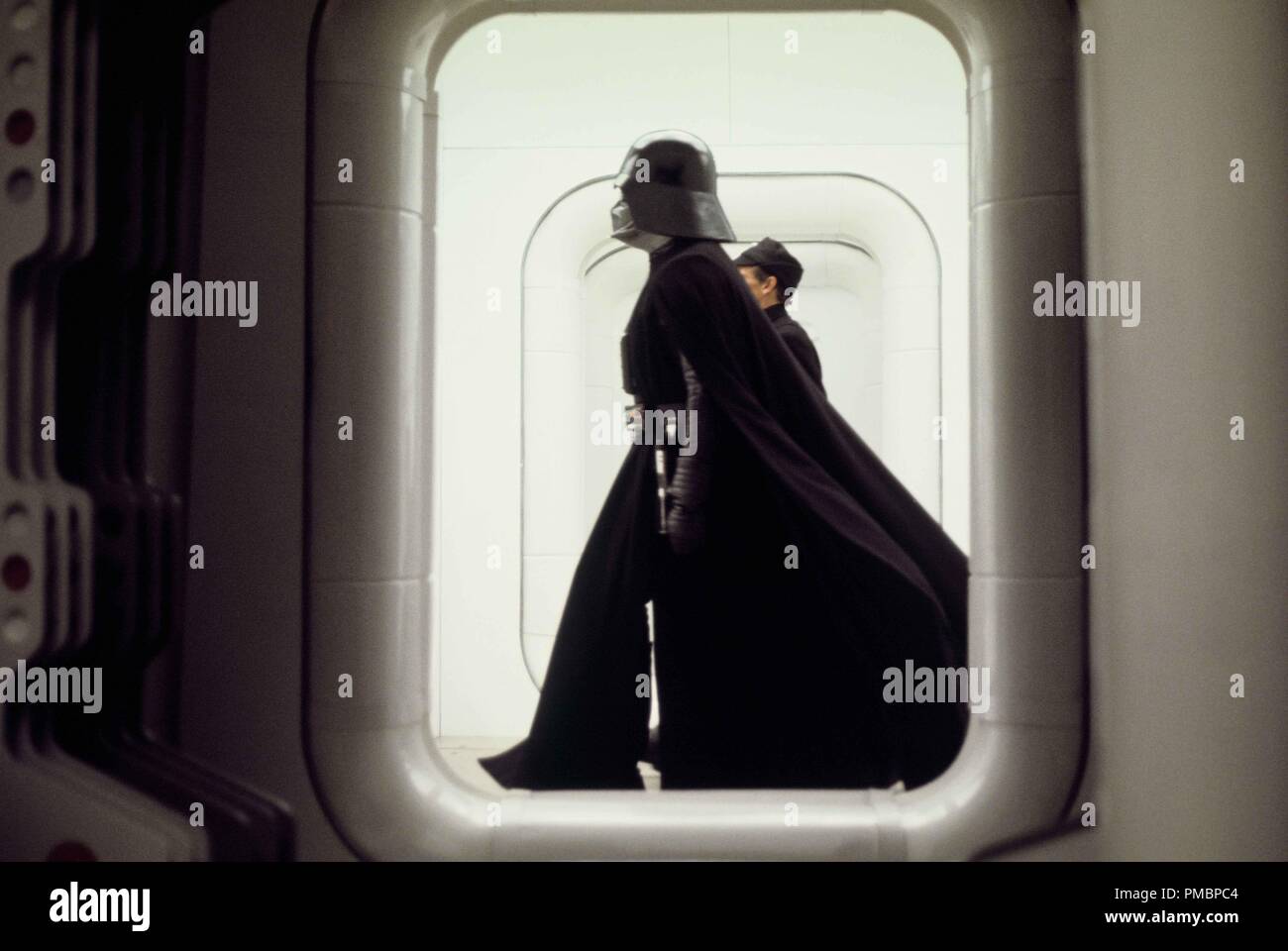 Darth Vader auf der Tantive IV in "Star Wars Episode IV: Eine neue Hoffnung" (1977) Datei Referenz # 32603_405 THA Stockfoto
