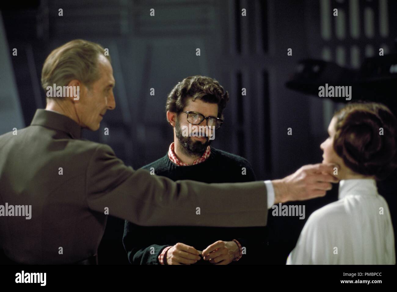 Peter Cushing, George Lucas, und Carrie Fisher auf dem Todesstern in Star Wars Episode IV: Eine neue Hoffnung" (1977) Datei Referenz # 32603 412 THA Stockfoto