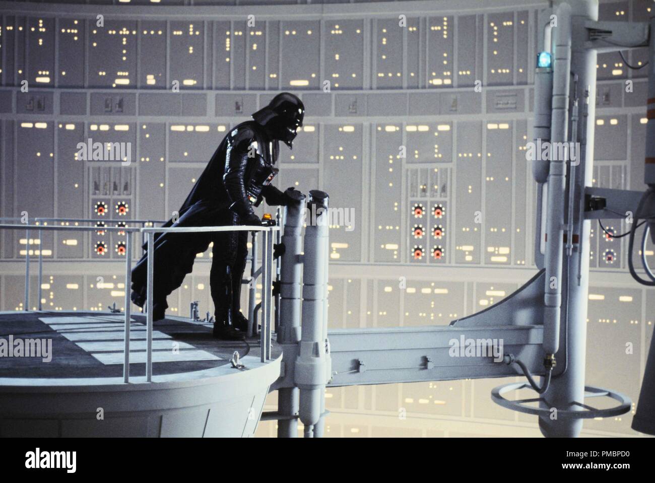 David Prowse, wie Darth Vader auf der Wolke Stadt Reaktor in "Star Wars Episode V: Das Imperium schlägt zurück" (1980) Datei Referenz # 32603 427 THA Stockfoto