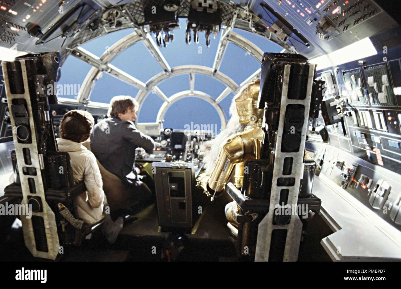 Der Innenraum des Millennium Falcon Cockpit in "Star Wars Episode V: Das  Imperium schlägt zurück" (1980) Datei Referenz # 32603 432 THA  Stockfotografie - Alamy