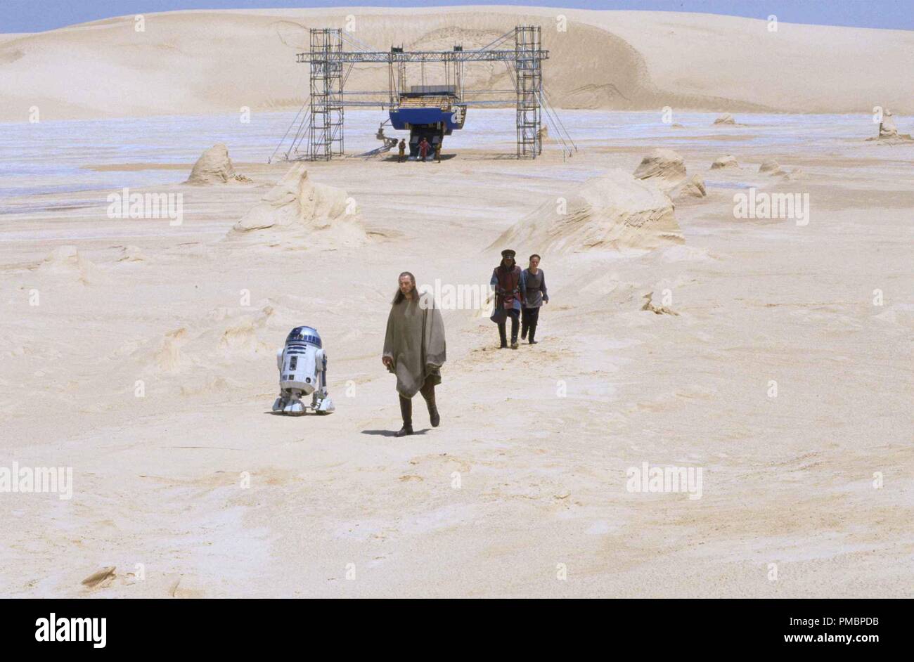 Liam Neeson nimmt die Tatooine trek Sequenz in Tunesien in "Star Wars Episode I: Die Dunkle Bedrohung" (1999) Datei Referenz # 32603 436 THA Stockfoto