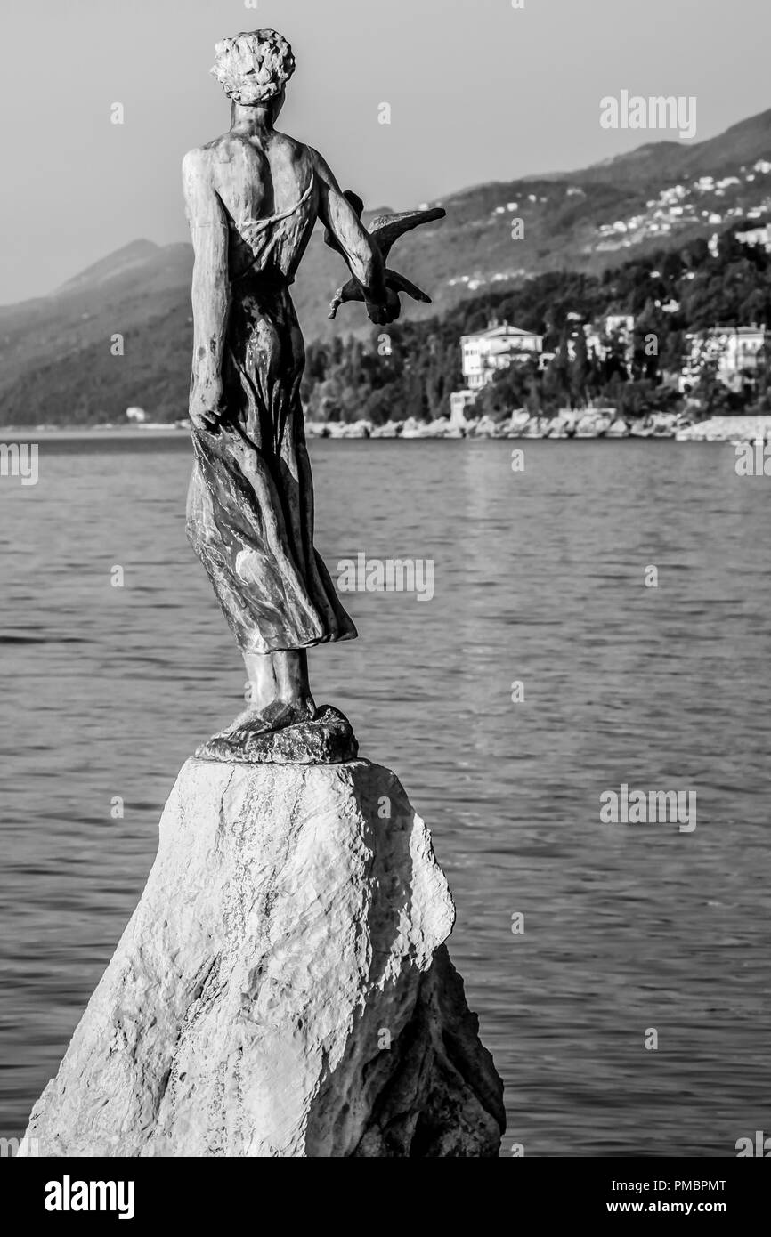 Bronze Skulptur von Maiden mit Möwe auf Hintergrund ein Meer und Stadt Opatija, Kroatien Stockfoto