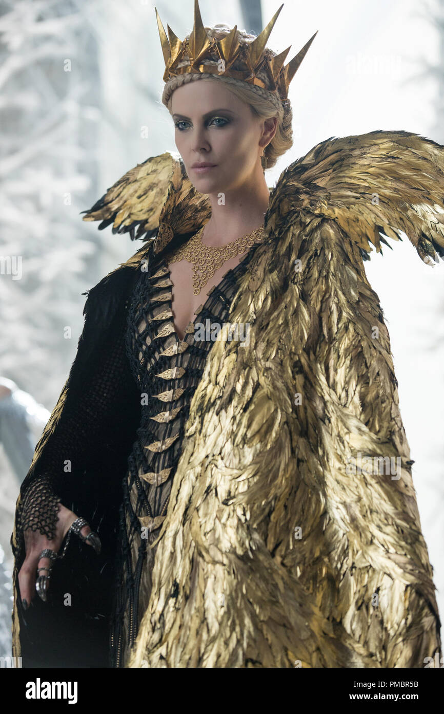 Oscar Preistrager Charlize Theron Als Die Bose Konigin Ravenna In Der Geschichte Die Vor Schneewittchen Kam Der Jager Winter S Krieg Stockfotografie Alamy