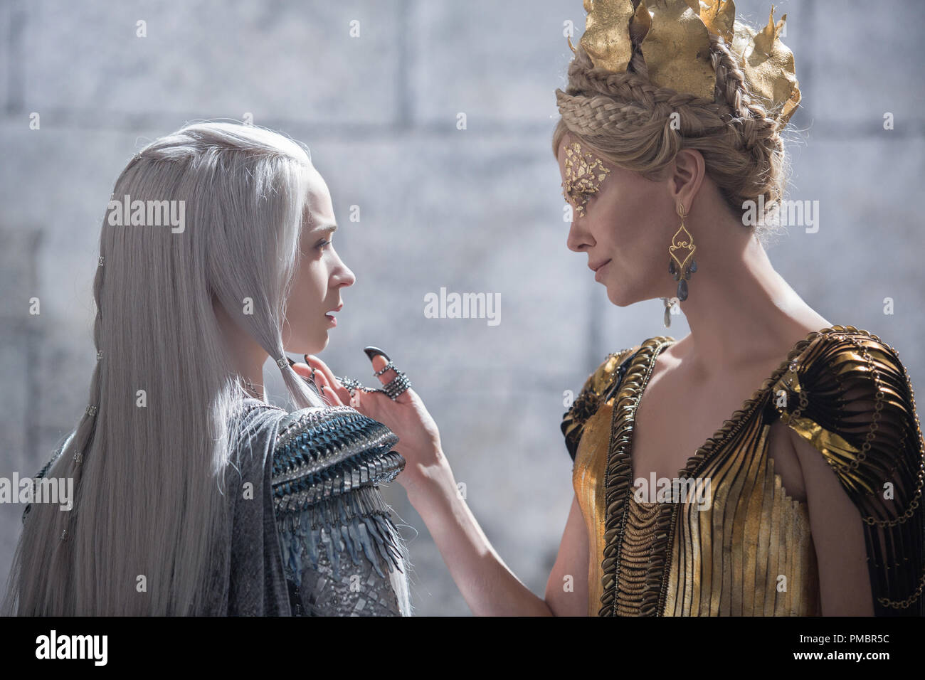 (L und R) Königin Freya (Emily Blunt) bedroht ist von Königin Ravenna (Oscar®-Preisträger Charlize Theron) in der Geschichte, die vor Schneewittchen kam: "Der Jäger: Winter's Krieg." Stockfoto