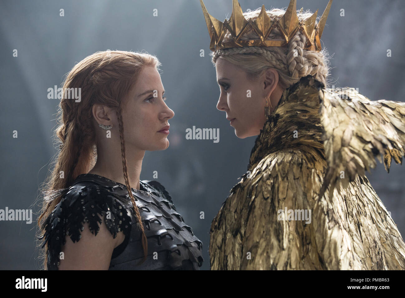 L Und R Krieger Sara Jessica Chastain Gegen Die Bose Konigin Ravenna Oscar Preistrager Charlize Theron In Der Geschichte Die Vor Schneewittchen Kam Der Jager Winter S Krieg Stockfotografie Alamy