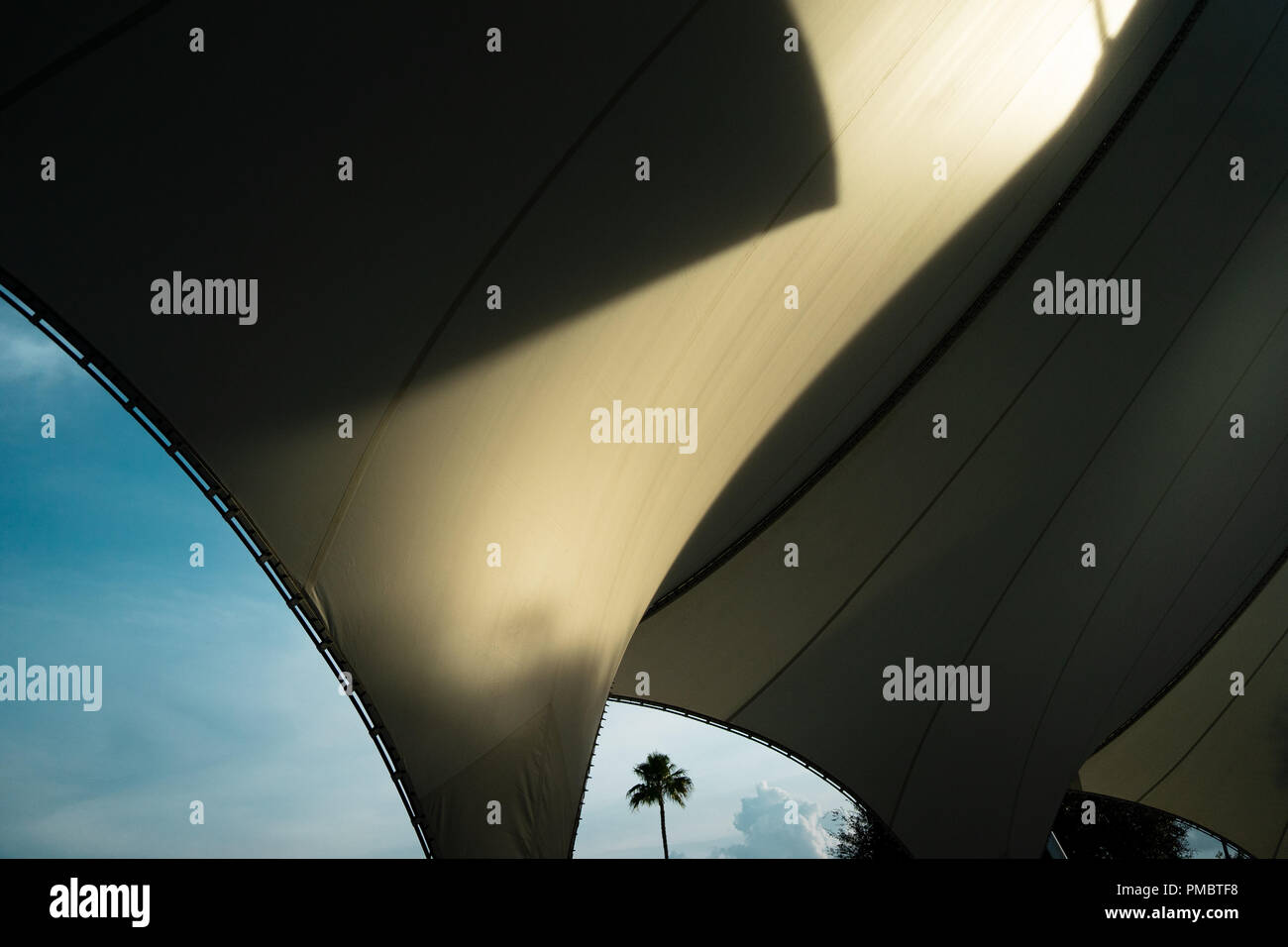 Tiefe Schatten und blauer Himmel Stockfoto