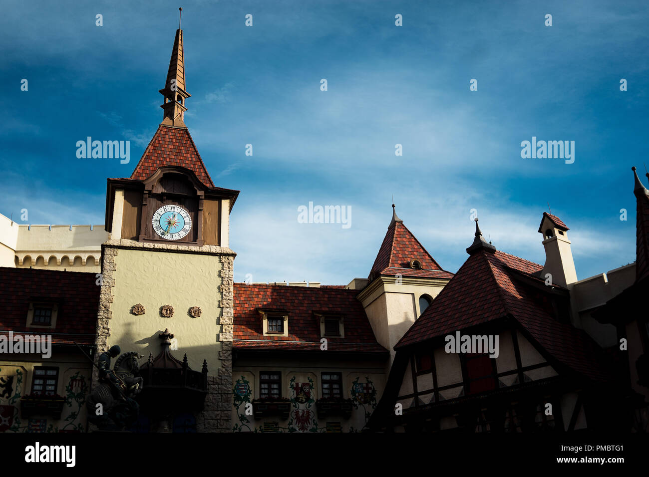 Tiefe Schatten und blauer Himmel Stockfoto