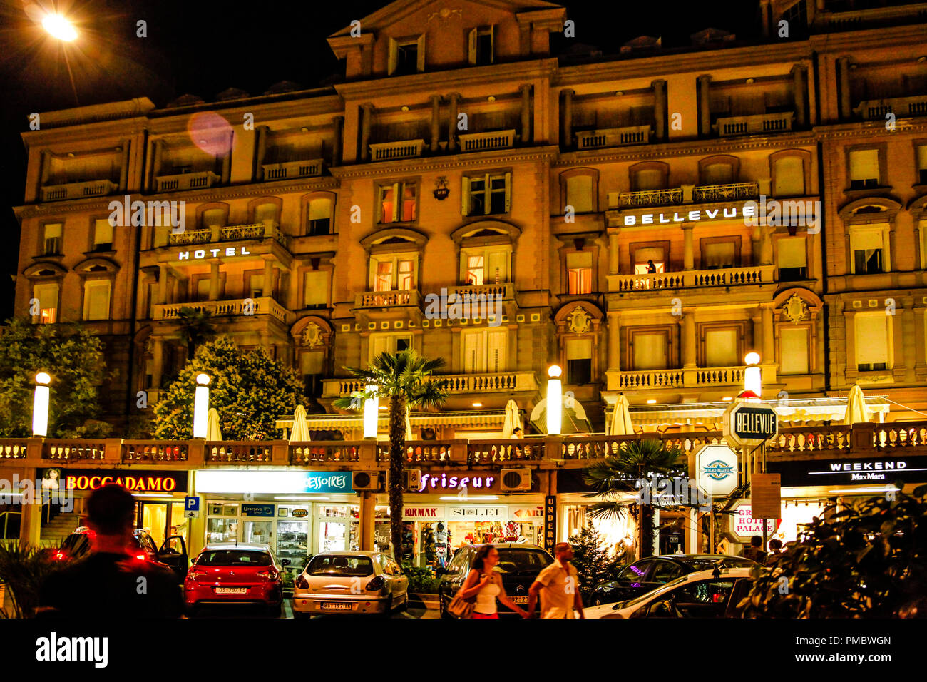 Außerhalb der Remisens Hotel Palace Bellevue in der Nacht in Opatija, Kroatien Stockfoto
