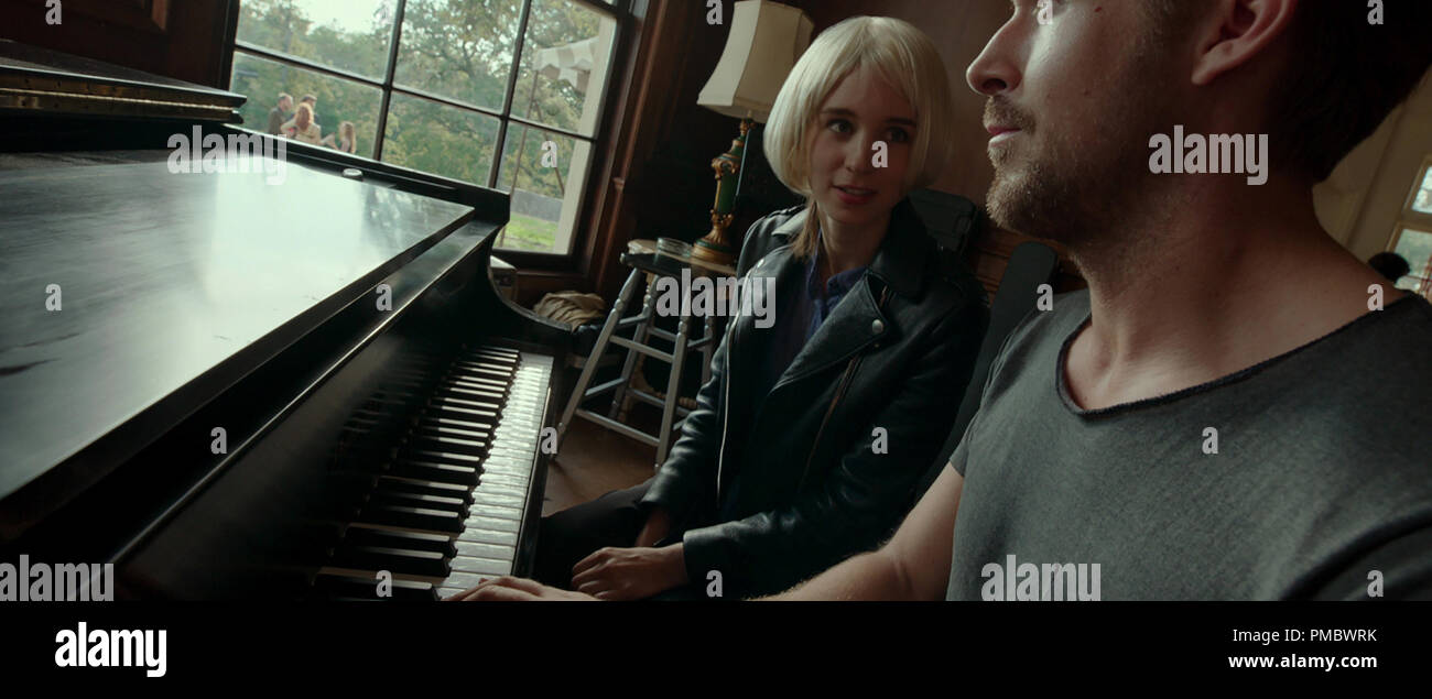 Die ong Song' (2017) (L, R) Rooney Mara als Faye und Ryan Gosling als BV, einer breiten, grünen Bilder freigeben. Stockfoto