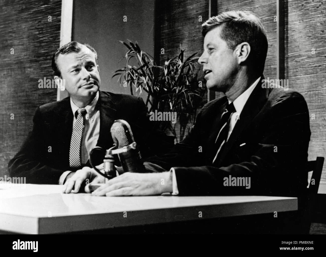 Fernsehen host Jack Paar und John F. Kennedy als Senator und Präsidentschaftskandidat, wenn er auf "Tonight Show" in 1959 Datei Referenz # 33300 026 THA erschienen Stockfoto