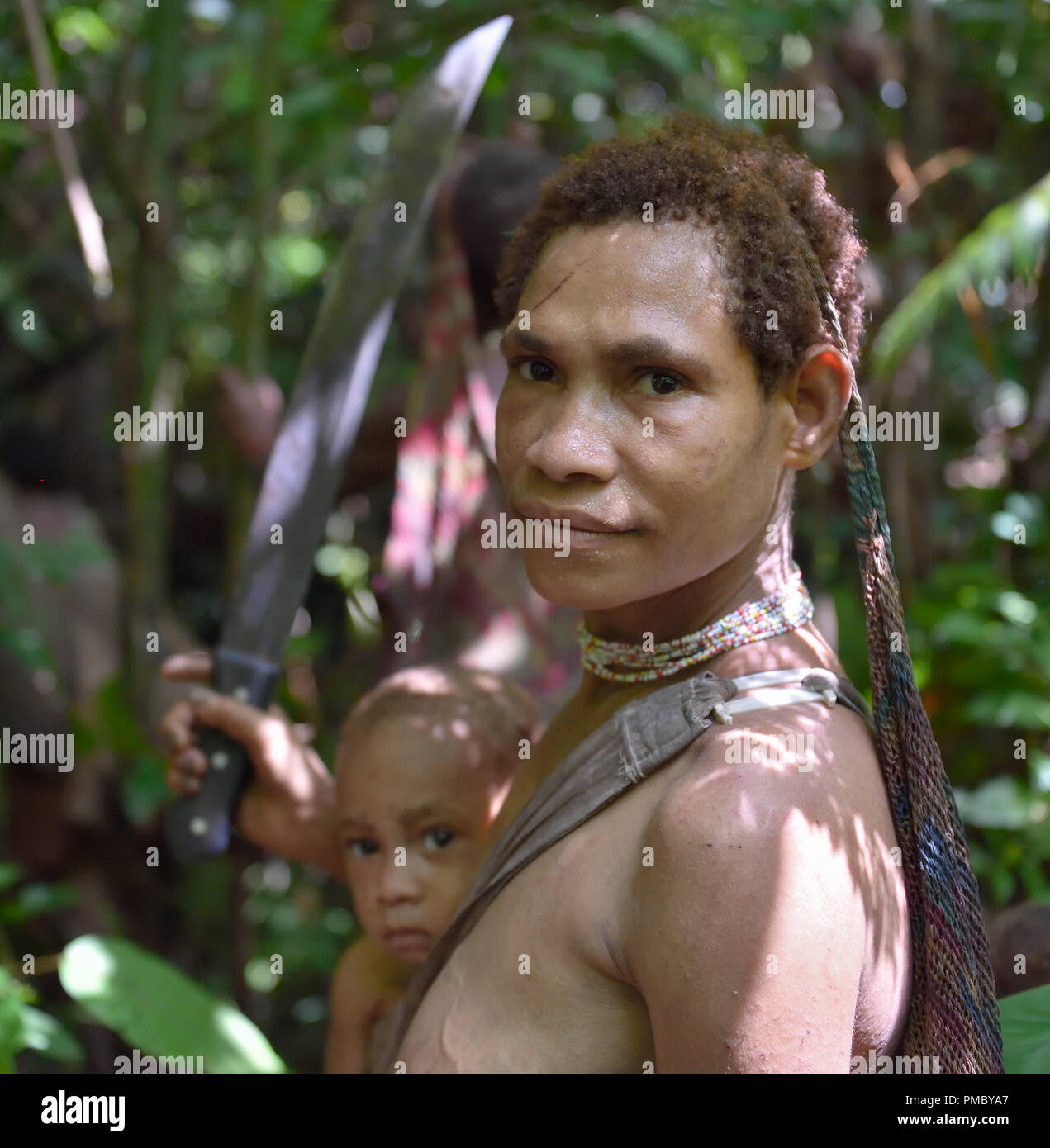 Portrait von Papua Frau und kleinen Jungen der nomadischen Wald Stamm Korowai. Dschungel von Neuguinea Insel. Stockfoto