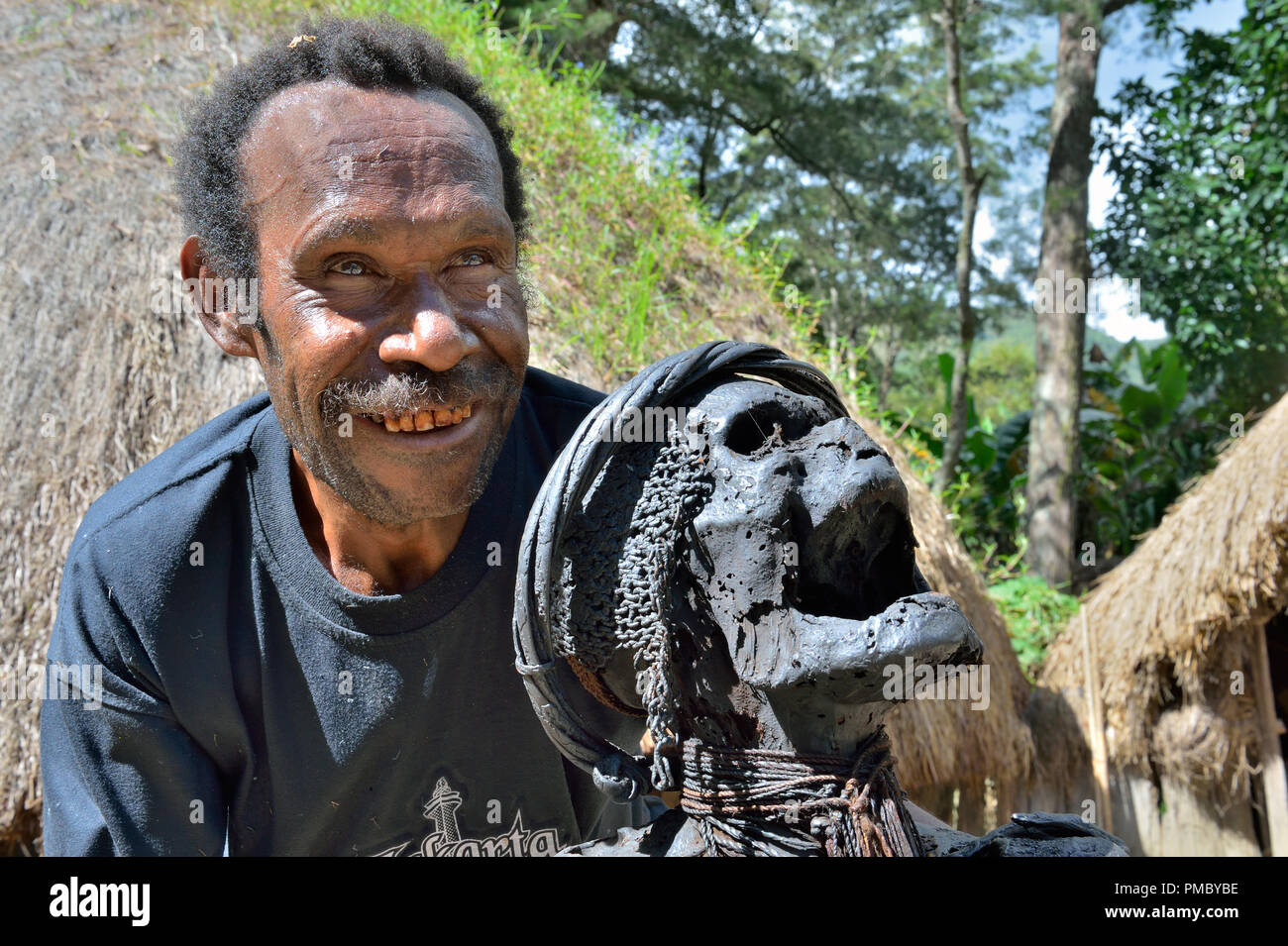 Ein Mann aus dem von Dani Stamm zeigt die heilige Mumie eines großen Vorfahren. Die Mumie der legendären Stamm Krieger, in der Nähe der Stadt in Wamena Baliem Valley. Stockfoto