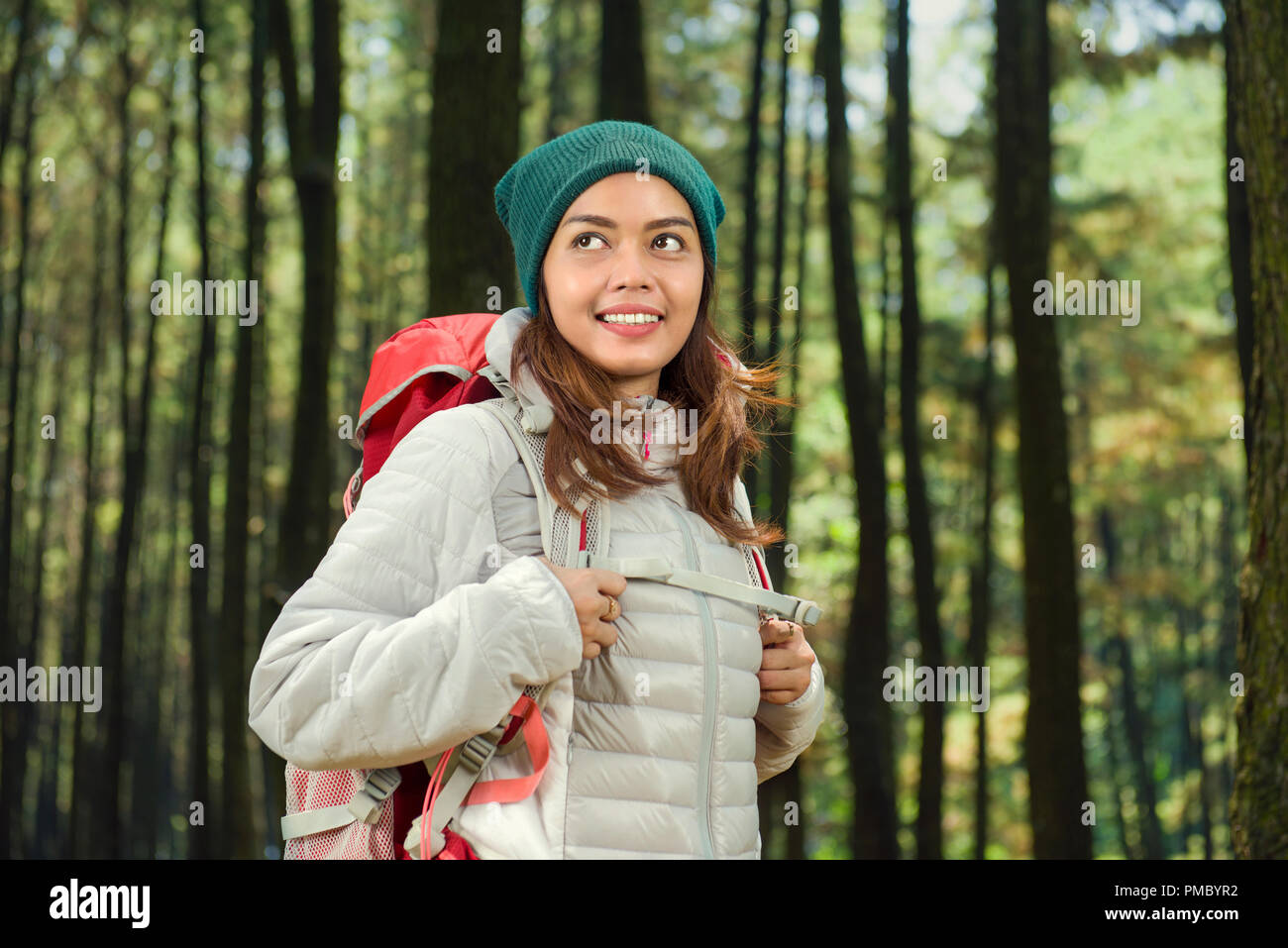 Jungen asiatischen reisenden mit Rucksack auf den Wald Stockfoto