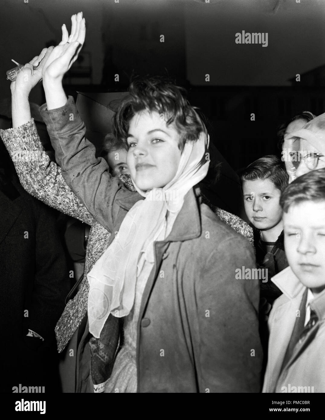 Priscilla Beaulieu (bald Presley) verabschiedet sich, als Elvis Presley vom Luftwaffenstützpunkt Rhein-Main in Deutschland abreist, um nach 18 Monaten in der US-Armee in die Vereinigten Staaten zurückzukehren, 1960 File Reference # 33480 999THA Stockfoto