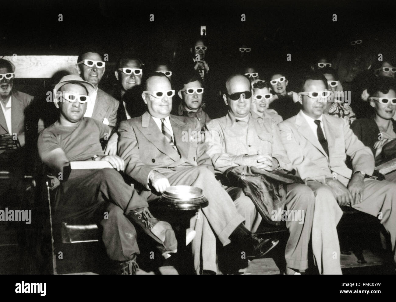 Publikum tragen besondere Gläser und Screening eine 3-D-Film ca. 1952 Datei Referenz # 33595 003 THA Stockfoto