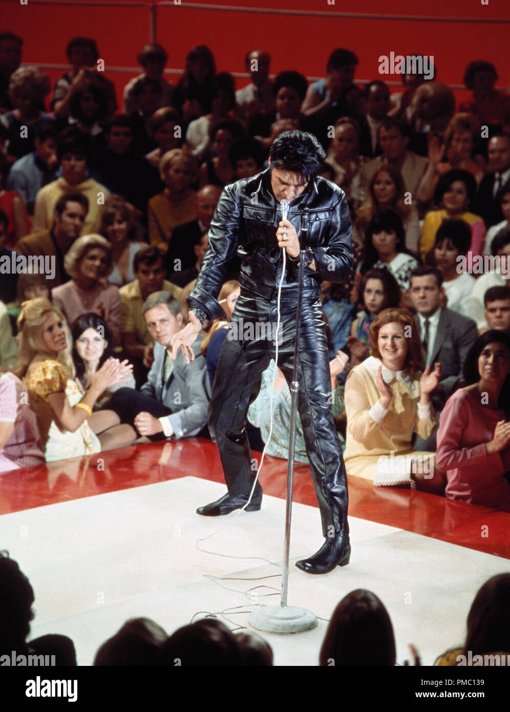 Elvis Presley auf seinem 1968 Comeback Special für Fernsehen, (1968) ABC-Datei Referenz # 33595 103 THA Stockfoto Elvis Presley auf seinem 1968 Comeback Special für Fernsehen, (1968) ABC-Datei Referenz # 33595 103 THA Stockfoto